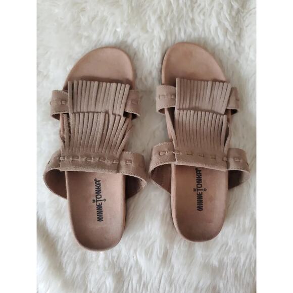 Minnetonka Slides Sandals Taupe Leather Low Heel Fringe Boho Slip On Women's 8 - Picture 8 of 8